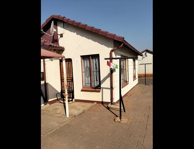 2 BEDROOM TOWNHOUSE FOR SALE IN CLAYVILLE